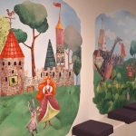 Centrum Edukacji Kulturalnej w Jarosławiu - sala teatralna (ściany prezentujące bajki)