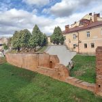 zrewitalizowane mury przy Bramie Krakowskiej w Jarosławiu