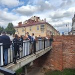 osoby spacerujące po ulicach Jarosławia - wejście do Bramy Krakowskiej