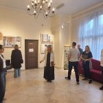 osoby zwiedzające Jarosławski Ośrodek Kultury i Sztuki