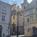 spacer studyjny po Przemyślu - widok na kościół, kamienice i ulicę