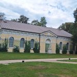 widok na budynek w parku - Ujeżdżalnia w Muzeum Zamku w Łańcucie