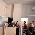 ludzie oglądający remontowany obiekt w Rzeszowie