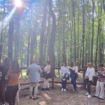 uczestnicy wizyty studyjnej oglądający Las Bażantarnia w Łańcucie