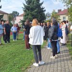 uczestnicy wizyty studyjnej w Rzeszowie oglądający podwórko z placem zabaw