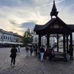 widok na Rynek w Rzeszowie (studnia zabytkowa i kamienice)