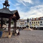 widok na Rynek w Rzeszowie (studnia zabytkowa i kamienice)