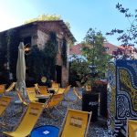 Aleja pod Kasztanami w Rzeszowie budynek z kawiarnią, leżakami i stolikami przy Alei pod Kasztanami w Rzeszowie