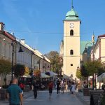 zatłoczona ulica 3 Maja w Rzeszowie, widok na deptak i Kościół św. Wojciecha i św. Stanisława w Rzeszowie