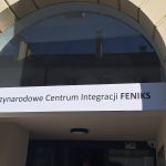 Szyld z napisem Międzynarodowe Centrum Integracji FENIKS
