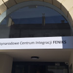 Szyld z napisem Międzynarodowe Centrum Integracji FENIKS