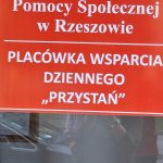 Szyld z napisem Pomoc Społeczna w Rzeszowie, Placówka Wsparcia Dziennego "Przystań"