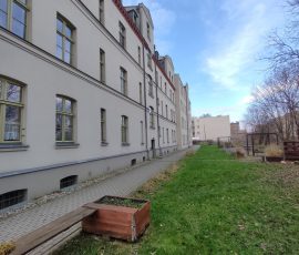 Odnowione budynki mieszkalne i zagospodarowane na przydomowe ogródki tereny zielone przy budynkach – ul. Chłodna Gdańsk Śródmieście.