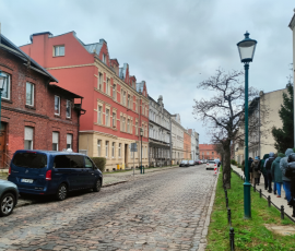 Odnowione fasady budynków przy ul. Strajku Dokerów w dzielnicy Nowy Port w Gdańsku