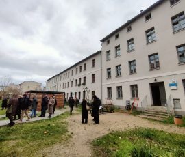 Rewitalizacja podwórek. Uczestnicy spaceru oglądają przydomowe ogródki przy ul. Strajku Dokerów w dzielnicy Nowy Port w Gdańsku